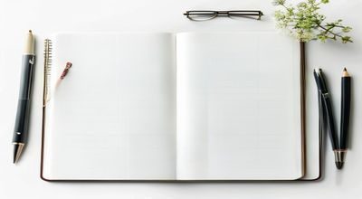 po文阁写作技巧文章配图，整洁桌面上打开的笔记本与钢笔，清新简约风格